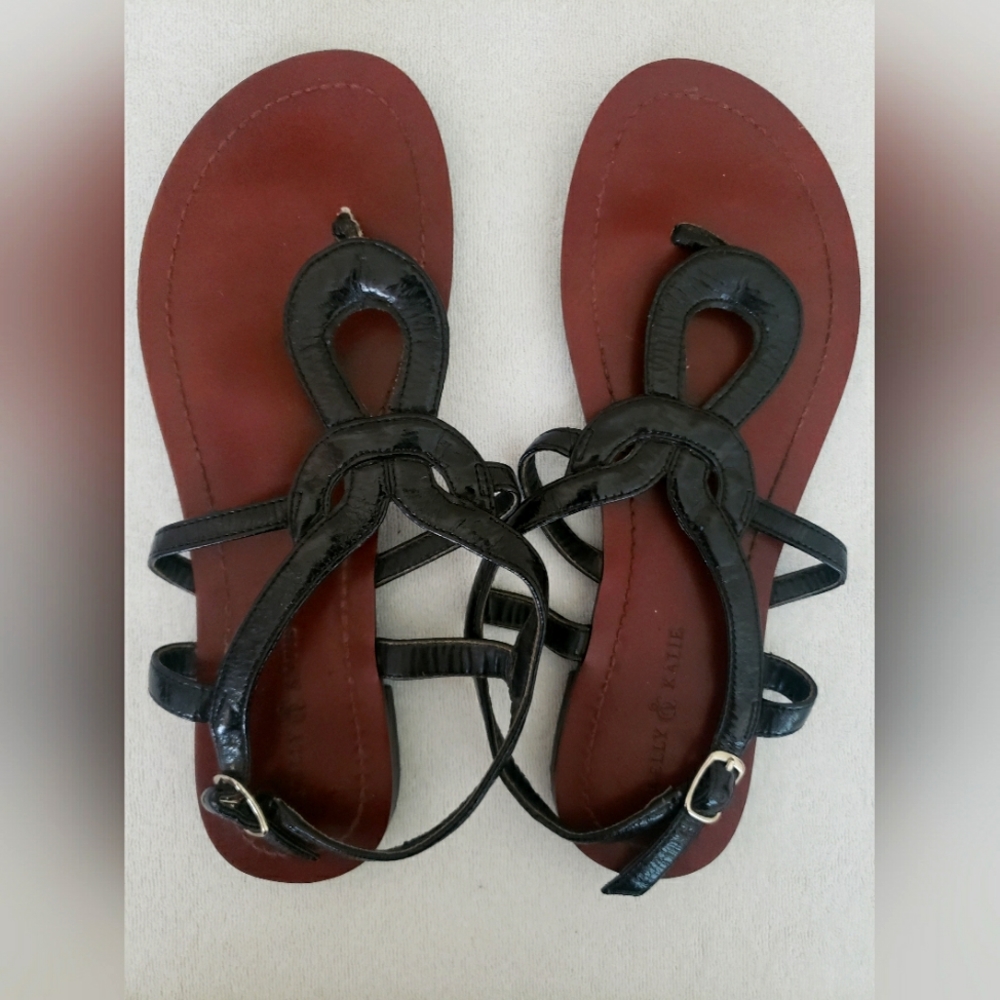 Kelly & Katie Black patent knot Sandal Size 7.